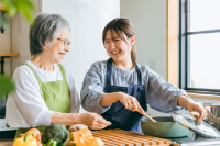 笑顔で料理をする親子